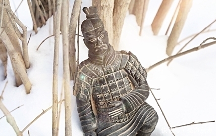 秦始皇陵中的兵马俑，为什么手上没有拿武器？