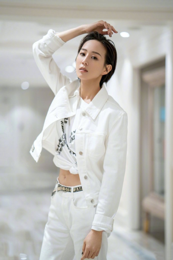 性感|张钧甯黑白系穿搭经典时尚,黑色裙装性感优雅,白色裤装清新明丽