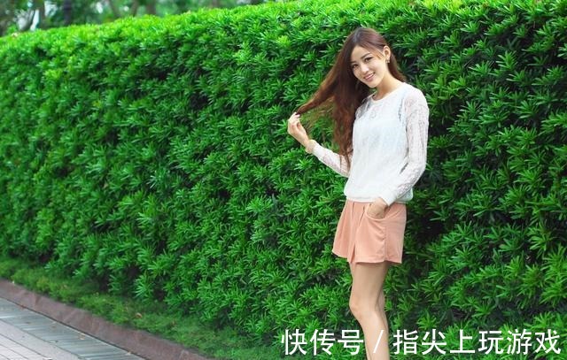 雪纺上衣 粉色超短裤搭配白色雪纺上衣,甜美感十足!