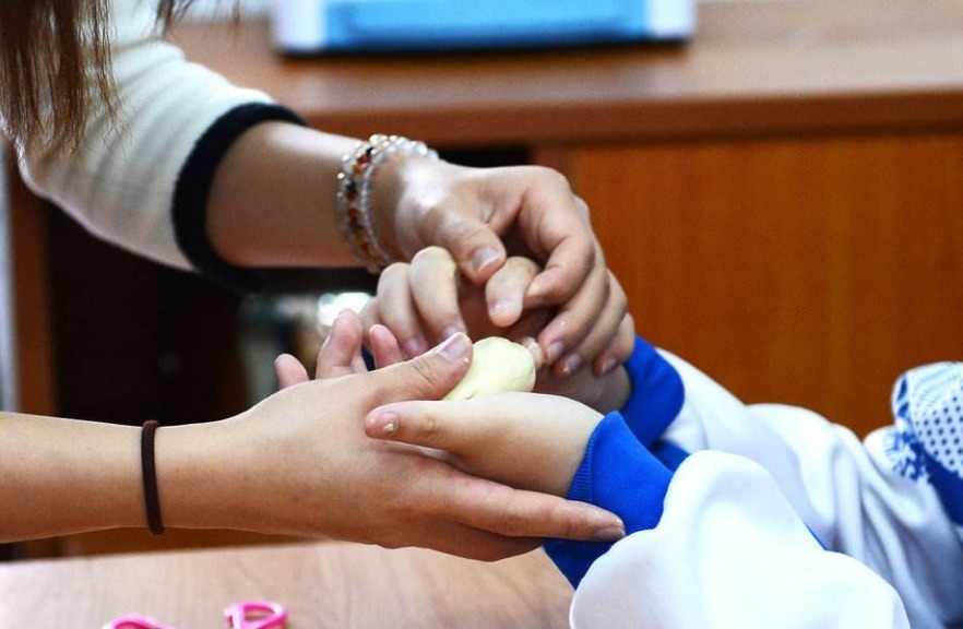 自闭症|爸爸带自闭症儿子去菜市场学说话,结果却发现儿子另一个“天赋”