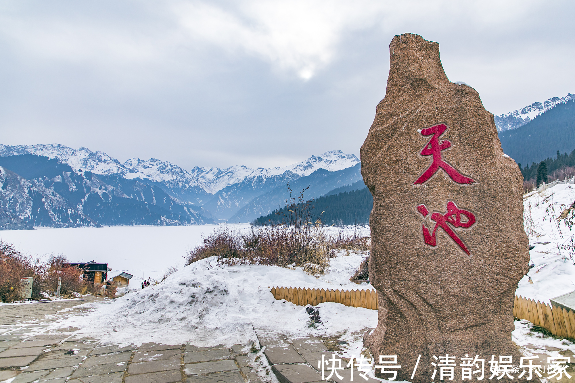 博格达峰|大美新疆！雪后初霁，天山天池壮美如画，博格达峰现罕见奇特景观