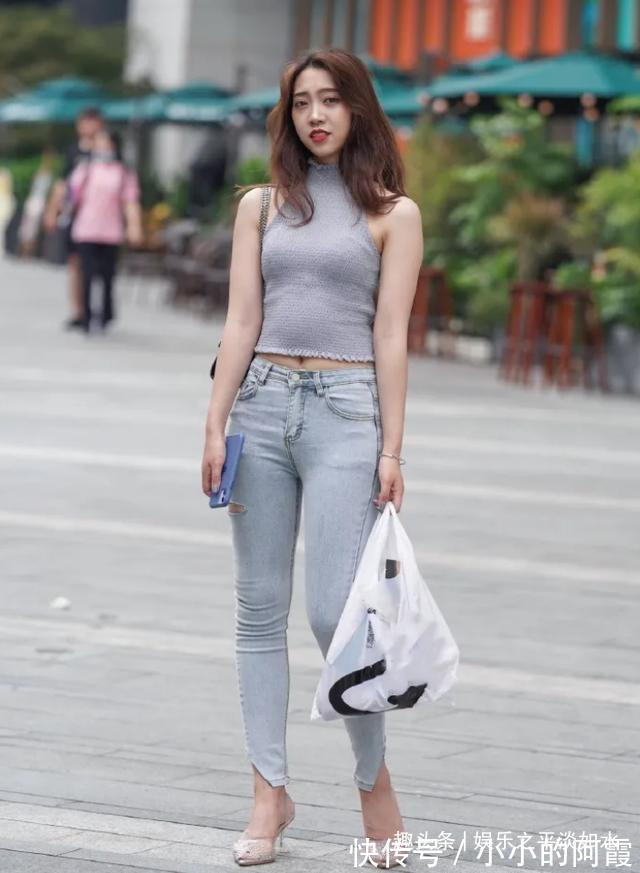 穿搭 时尚挂脖T恤,搭配修身牛仔裤,绽放出女生特有的魅力