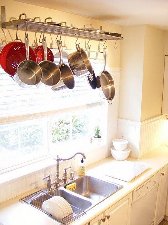 收纳|我怎么没想到!厨房窗台上加个横杆,锅碗瓢盆挂上去,收纳满分!