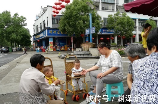 奶奶|45岁奶奶和45岁妈妈,在小区都是带娃,差距不是一般的大