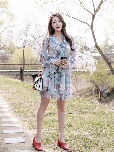 街拍:小姐姐身穿紧身超短上衣搭配牛仔裤,秀出性感细腰长腿!