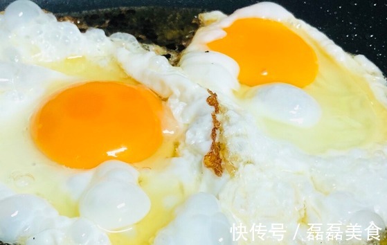 老少皆宜|煎荷包蛋有窍门,别再直接下锅了,多做1步,鸡蛋更香嫩,不粘锅