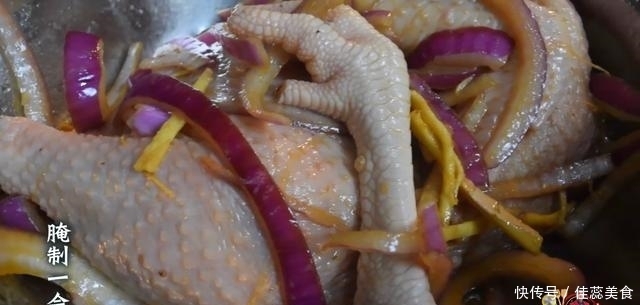 电饭煲洋葱焖鸡最好吃的做法,简单美味又下饭,看看你喜欢吃不?