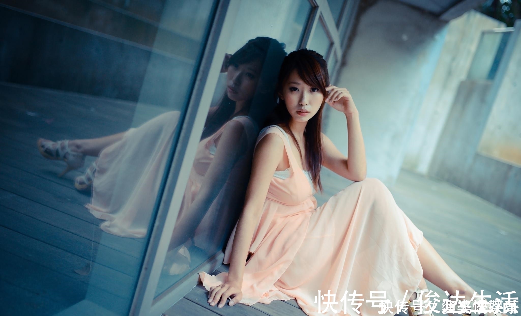 美女|时尚穿搭推荐：时尚美女唯美写真，青春、靓丽，简直美爆了