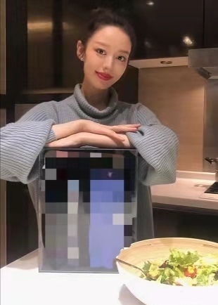 吉娜|吉娜孕晚期还坚持化大浓妆,红唇画太过显嘴大,超大眼袋遮不住