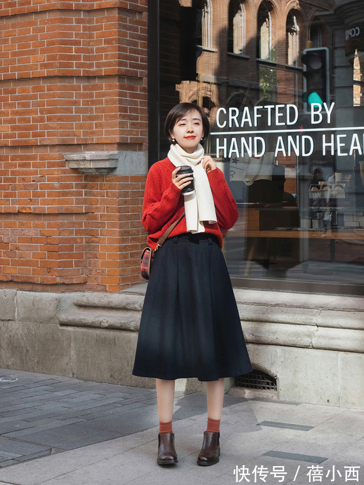 红黑|秋天穿衣色彩怎样搭配才时髦?穿搭公式“红+黑”,高级又洋气