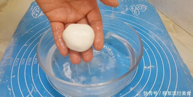 开水|麻团和面是开水还是凉水吗,掌握3个技巧,个个空心鼓泡不炸裂