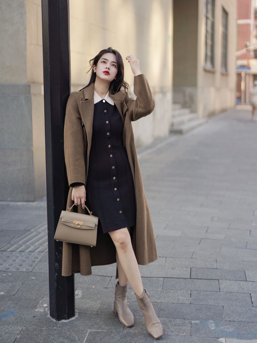 深灰色 大衣怎么穿保暖又高级?这些穿搭日常实用又百搭,普通人也能驾驭