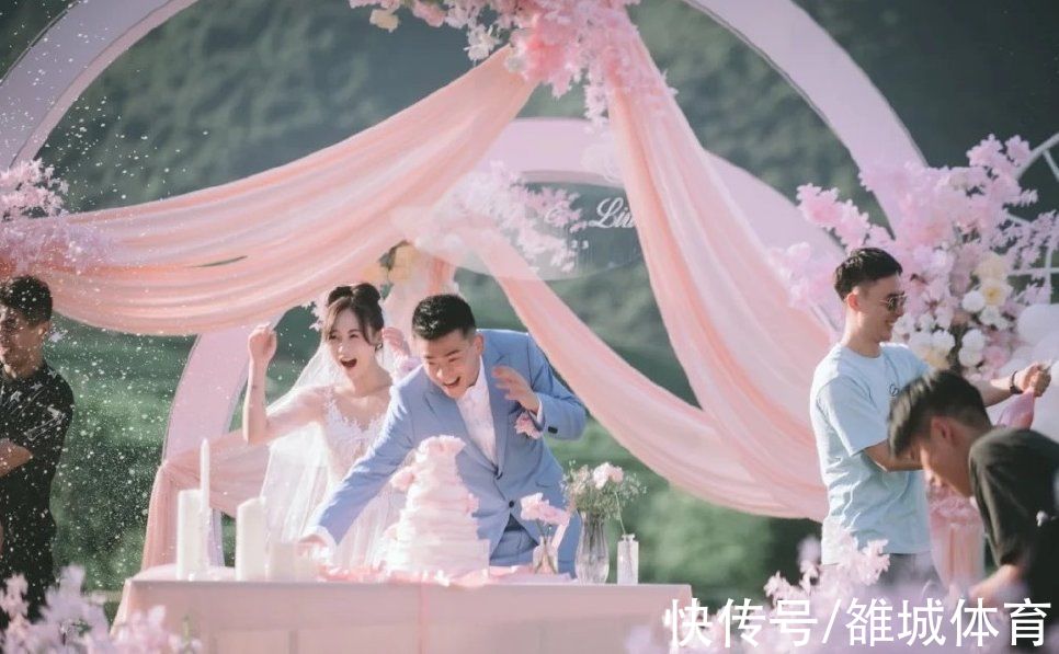 混双|国羽混双名将郑思维求婚成功 黄雅琼在现场见证历史性一刻