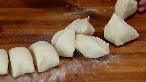 比纸还薄的春饼怎么做,现在就教你,烙饼不放一滴油,特别好吃