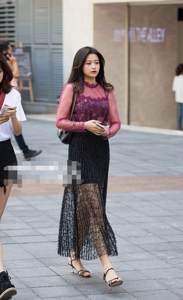 美女|路人街拍,小姐姐选择了一条白色连衣裙,看着就非常凉快