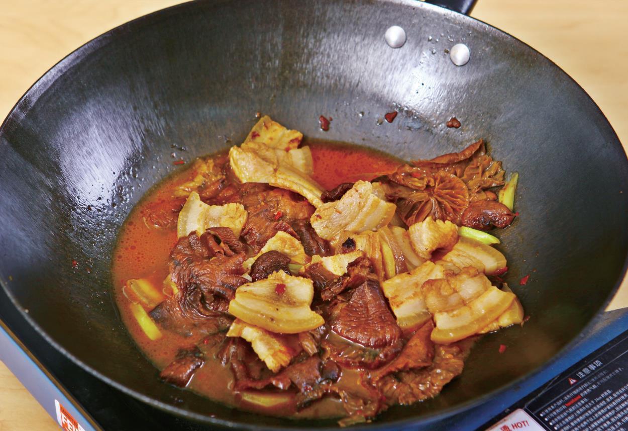 香醇|辣烧榛蘑五花肉小小菌菇也作当家菜油润明亮，酥软香醇，微辣咸香