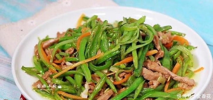 美食推荐:油酥土豆丝,韭菜炒茄丝,肉炒豆角丝,干烧鲫鱼的做法