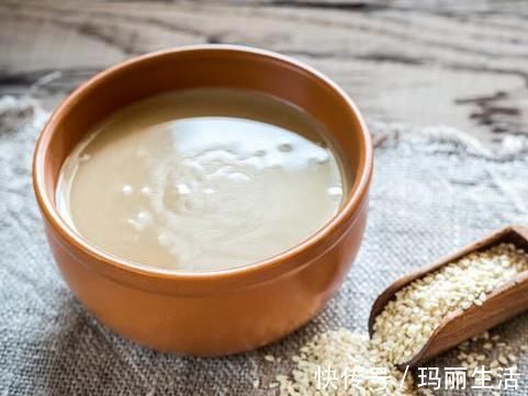 芝麻酱调稀，应该用水还是用油？教你2种做法，丝滑又香浓