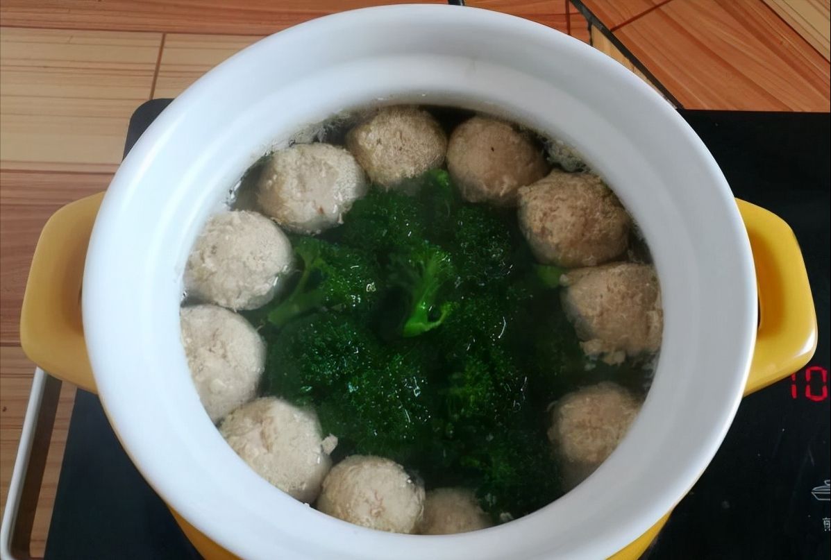 西兰花|这种水果2块钱1斤,猪肉加它做丸子,清甜爽口不油腻,越吃越香