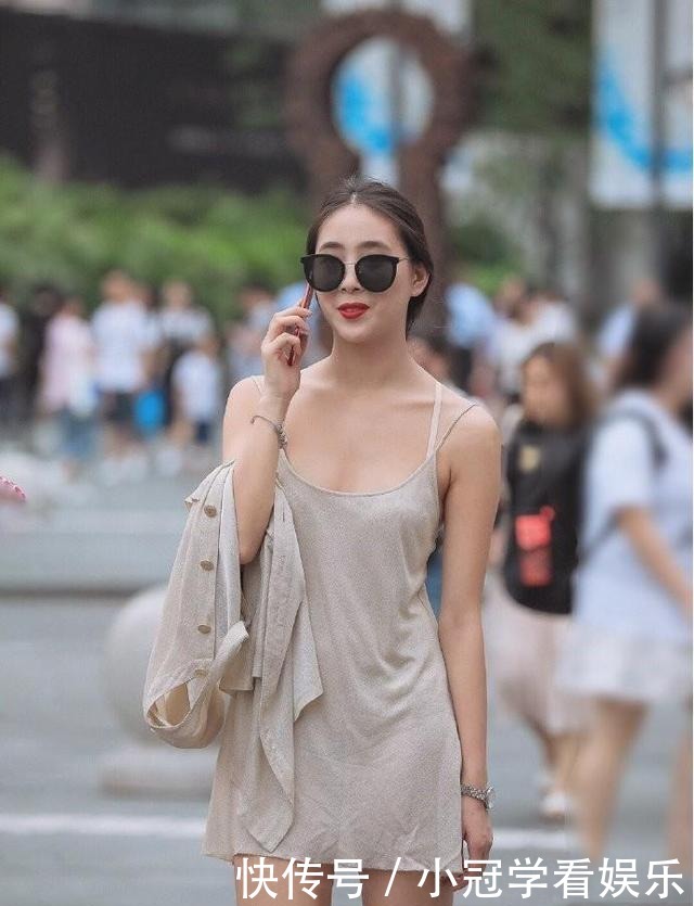 为求清凉,小妹妹把吊带衫当“裙子”穿,看起来真的很像一回事