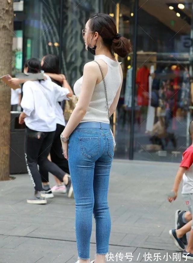 身材 个性十足的瑜伽裤更显街头休闲风格,显得身材高挑,很有时尚气质