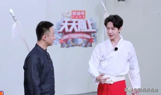 王一博开年大戏扮演大武生,谁留意到了他的发际线,帅哥标配