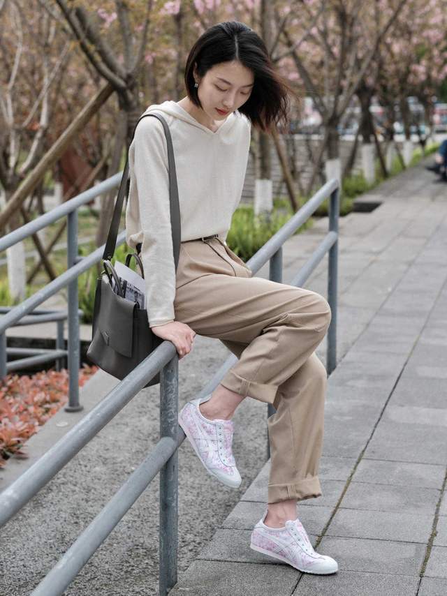 针织衫|初秋,卫衣搭配直筒裤简约高级,还能提升气质感,美如初恋女友