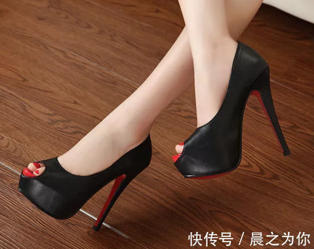 细跟鞋 细跟鞋保留了时髦的元素,有一种精致的感觉!