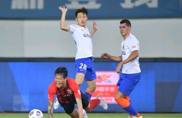 连胜|2-0!14连胜+创纪录!山东泰山爆发+神奇外援诞生,上港落后8分