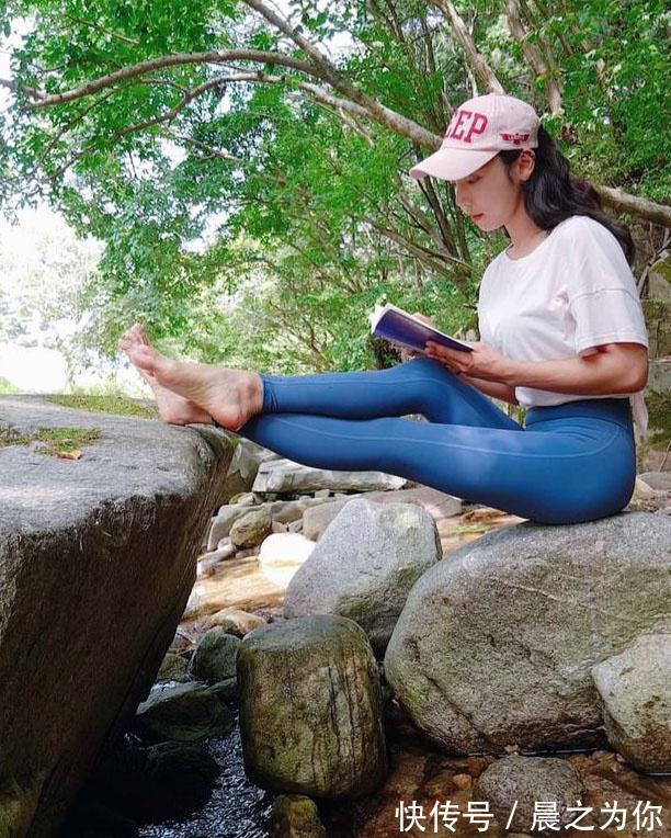 笑笑|热爱健身的姑娘喜欢阅读,到户外运动还带着一本书,身材好气质佳