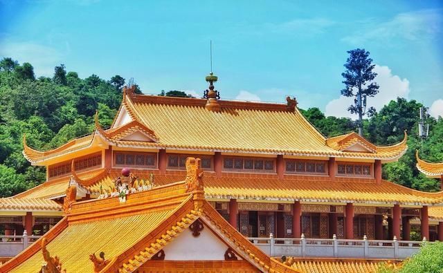 深圳香火旺盛的一座寺庙，依山拾级而建，对外不收取门票