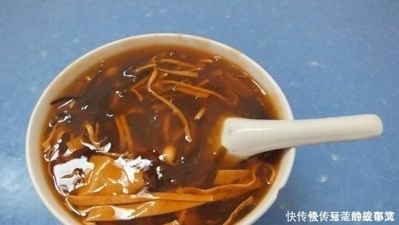 这脏兮兮的食物,是国内知名小吃,外地人吃不惯,本地人离不开!