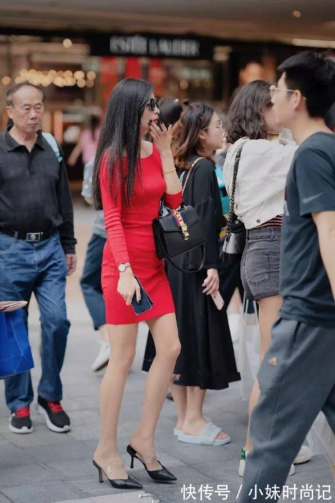 凸显|街拍:美女脚上一双高跟鞋不仅提升她的气质,还能够凸显出无限的魅力