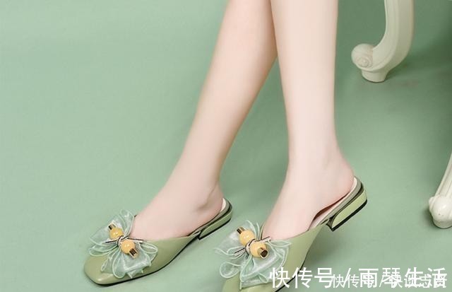 一字带凉鞋 偷偷告诉你,那些真正有品位的人都在穿什么鞋