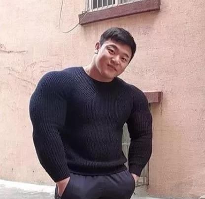 上半身|肌肉男只爱练上半身,220斤体重比例很失常,训练不要顾此失彼