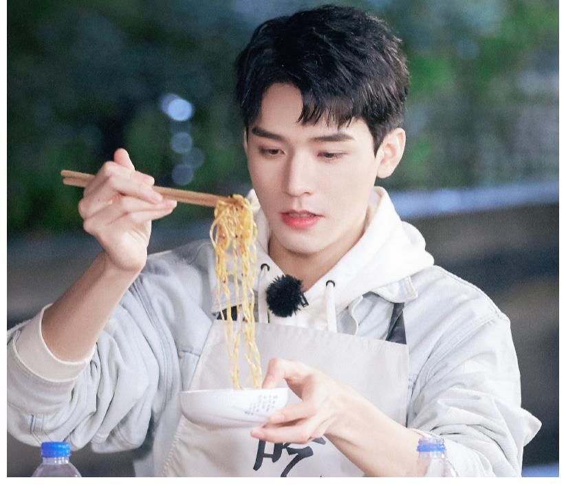 龚俊|中餐厅5再出路透,路人镜头下的周也好甜,龚俊花蝴蝶衬衫好绝