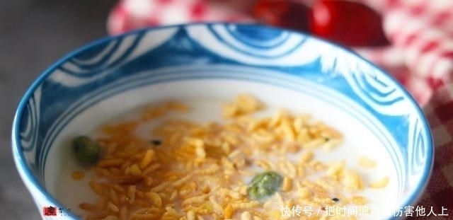 双皮奶,我从不在外面买,在家自己做,奶香又细腻,爽滑如布丁