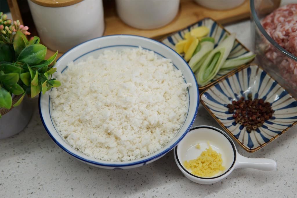 炸肉丸子时,切记“2用2不用”,丸子酥香松软,久放也不变硬