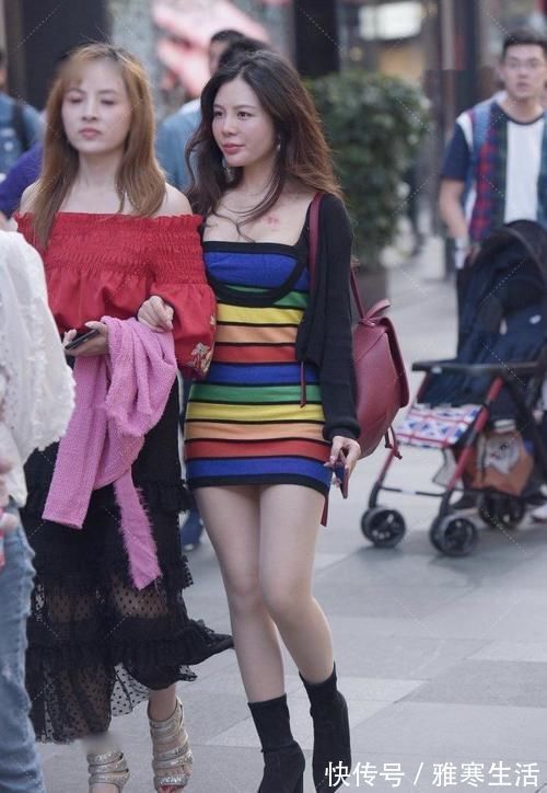 连衣裙 连衣裙彰显有层次的穿搭,清凉却搭配了个“靴子”这也算时尚?