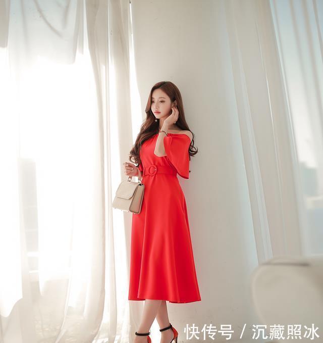 魅力孙允珠穿搭:石榴蜜红热恋喇叭长裙与轻熟蕊白奶昔叶片雪纺衫