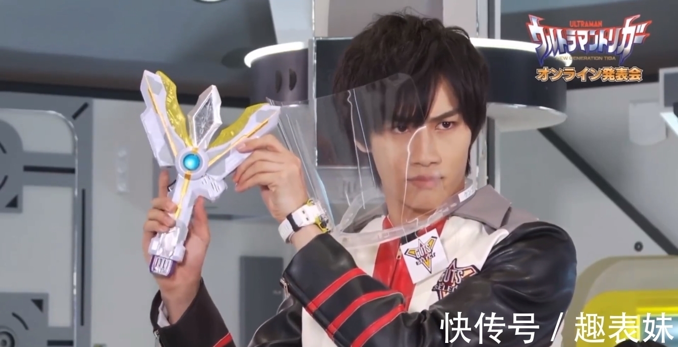 变身器|《特利迦奥特曼》玩现场变身,女主全程偷笑,大吼一声跳出奥特曼