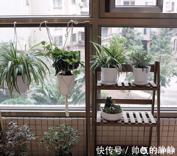 小喜|这对夫妻太有远见,把次卧和客厅打通,清爽开阔,日子过得简单舒适