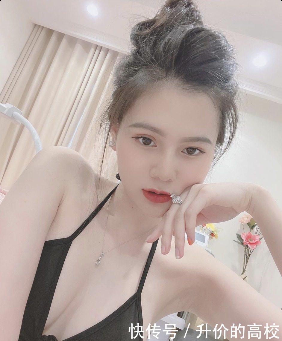 女面试官:分开很舒服,合一起很难受,打一字!