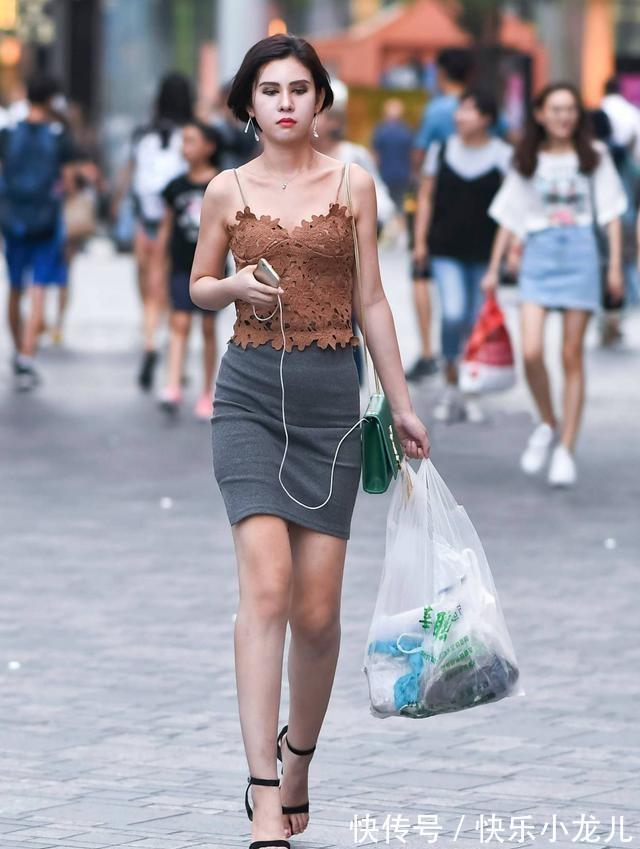 美女 穿连衣裙的美女很有时尚气质,让你美成焦点