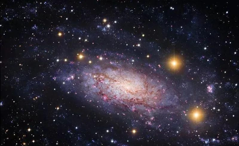 银河系中心 以每秒590公里速度穿越宇宙,我们每天换一个位置,为何察觉不到