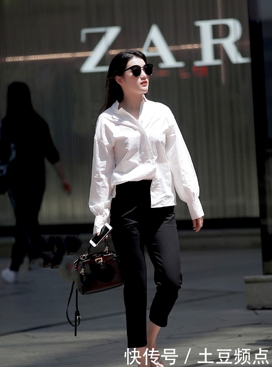 迷人|街拍:美女穿绿色的孔雀群,完美的身材和气质,优雅又迷人!