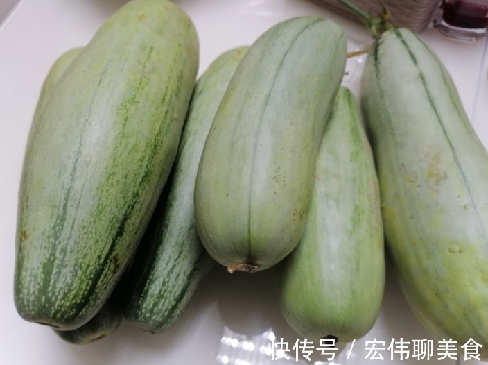 绿皮|买羊角蜜时，绿皮的甜还是白皮的甜？学会这一招，一挑一个准！