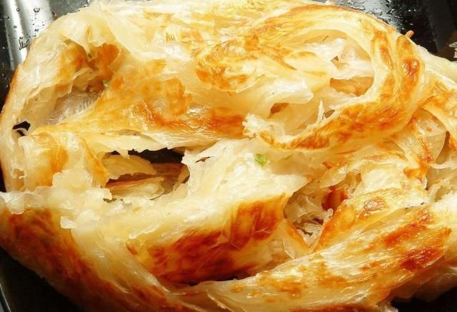 热水|做油饼用凉水还是热水和面？都不对，这样做柔软多层，凉了也不硬