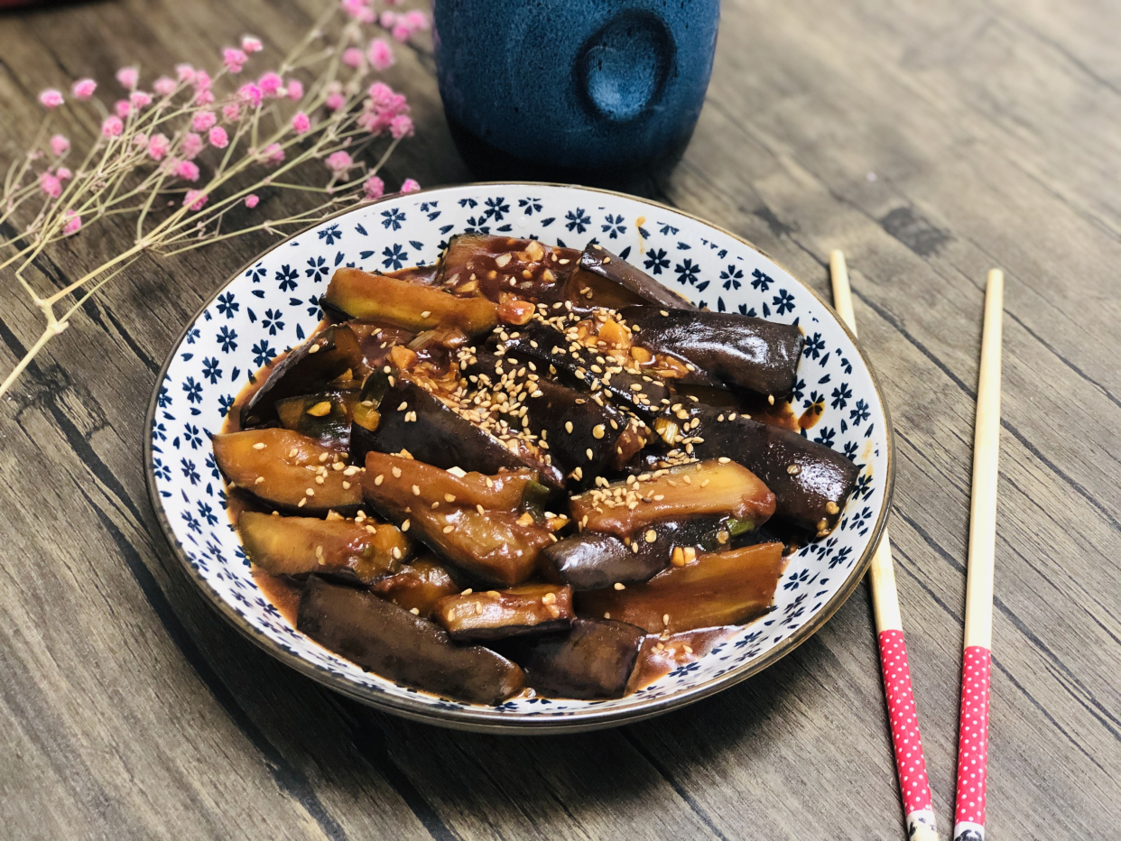 现在才知道，炒茄子不能先放油，教你一招，茄子不吸油不发黑