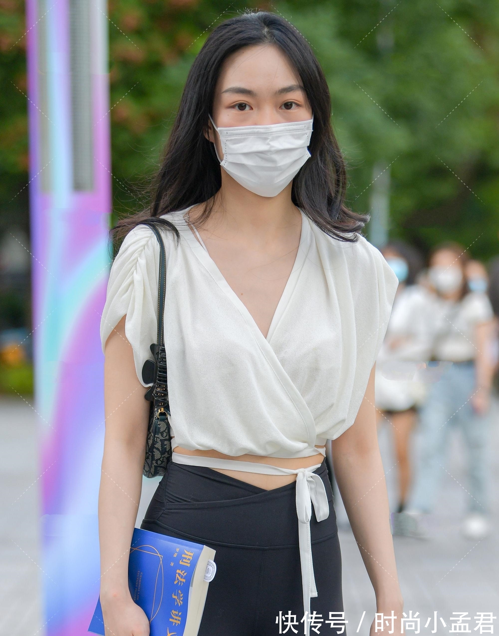 紧身裤|雪纺短衫搭配紧身长裤,洒脱随意放荡不羁,带着颓废风的仙女穿搭